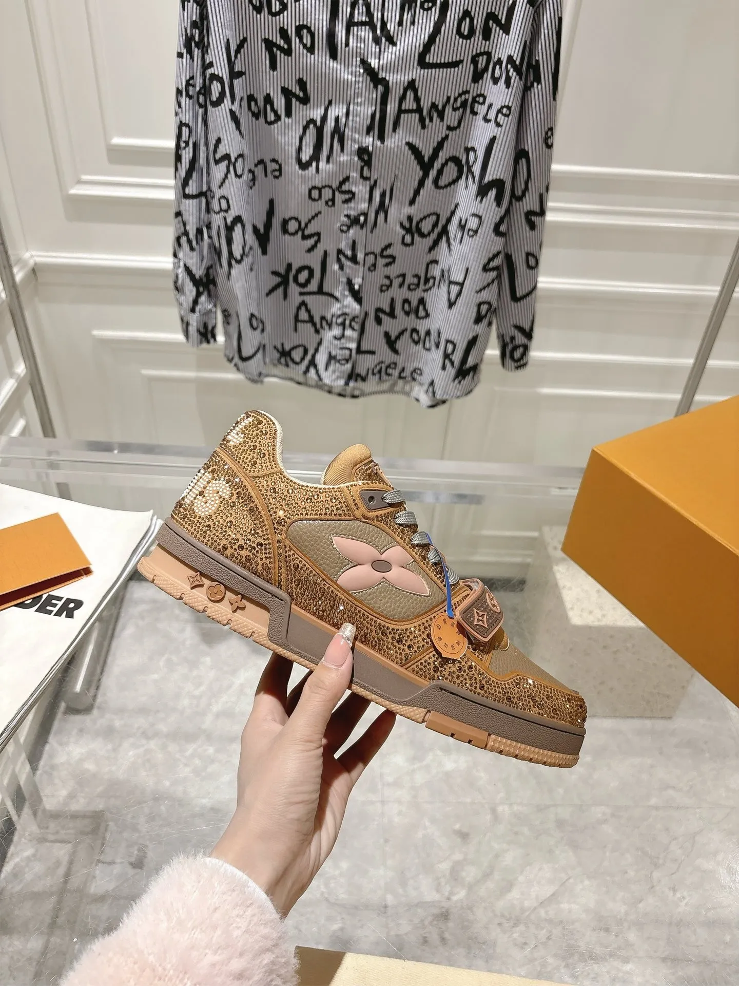 💕💕Factory direct selling price p840💕💕 Top version #couple style ⚠️ Comes with a full set of aviation box packaging ⚠️2️⃣0️⃣2️⃣5️⃣The hot LV full diamond 𝘁𝗿𝗮𝗶𝗻𝗲𝗿 series of the latest couple's sneakers, the quality has been upgraded again, the details are awesome It just doesn’t look too good! The model was sold out immediately within ten minutes of the official website going on sale. TPU outsole, mold fee is 2w+. The texture is comparable to the original version. The feet are made of polymeter micro-material and breathable British mesh. The details are the same as the original version. Please pay attention to distinguish the currency materials on the market. Size: Female 35-39, Male 39-45M
